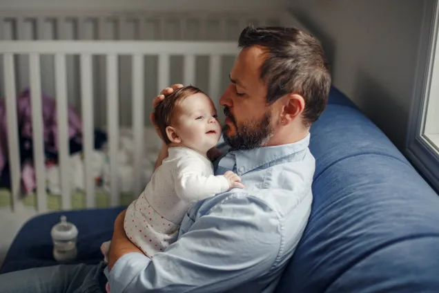 papa fait un câlin à son bébé