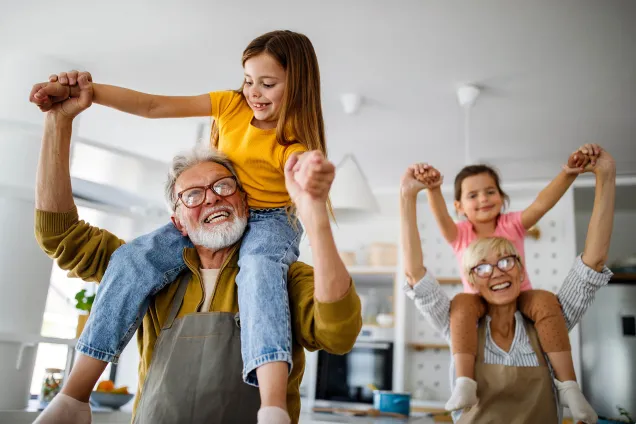 grands-parents avec des filles sur leurs épaules