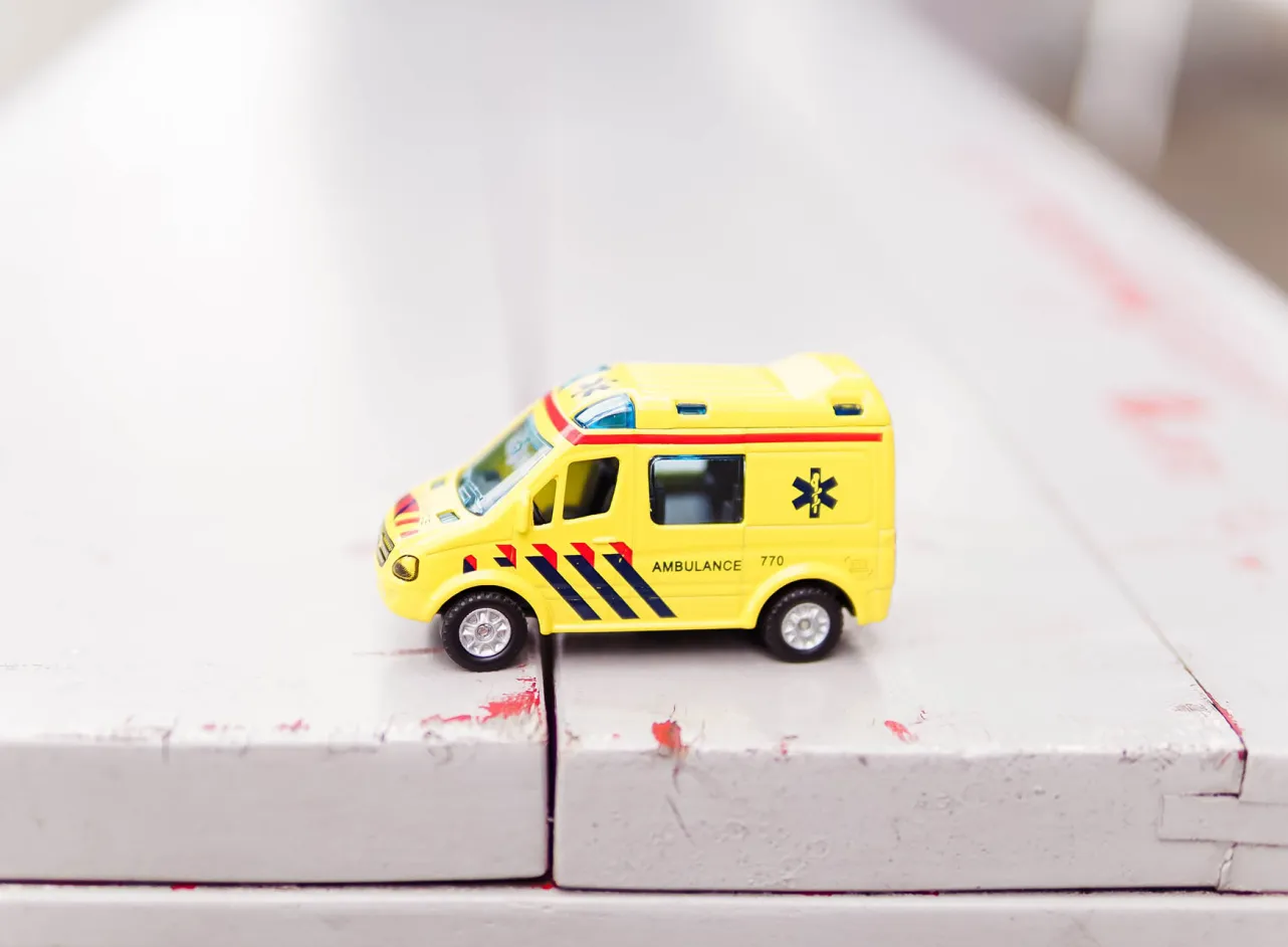 ambulance jouet surface en bois